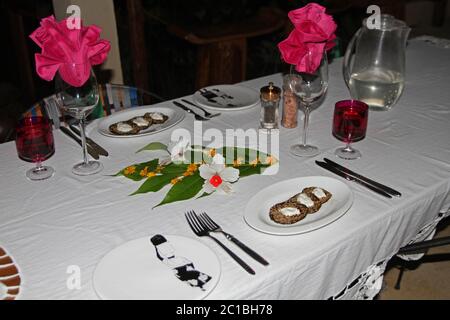 Dîner au dîner, 293 sur Komba Guest House, Ampangorinana Village Nosy Komba Island, Madagascar. Banque D'Images