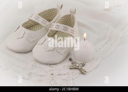 Invitation baptême booties avec fond blanc, bougie et crystal pendentif Croix Banque D'Images