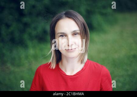 Photo de la tête de portrait d'une belle femme d'âge moyen pensive de race blanche avec de longs cheveux de bob léger. Style décontracté vrai personne dans un t-shirt rouge. Face de gros plan Banque D'Images