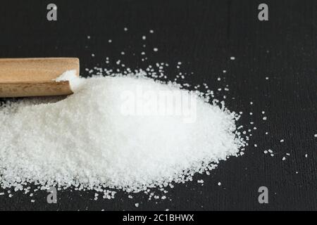 Sel sur fond noir avec du scoop close up Banque D'Images