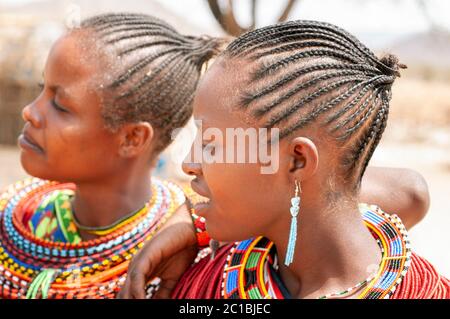 Portrait en gros plan de deux femmes maasai souriantes, membres de la tribu Samburu, dans un village de Samburu, dans la réserve nationale de Samburu. Kenya. Afrique. Banque D'Images