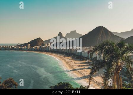 Vue sur la plage de Copacabana au coucher du soleil à Rio de Janeiro, Brésil Banque D'Images