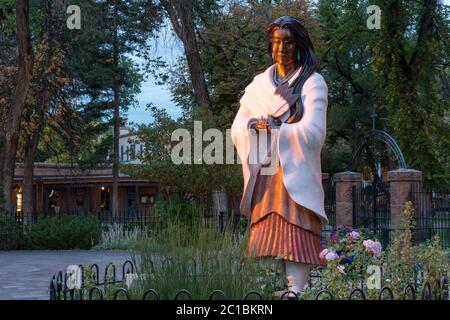 USA, Sud-Ouest, Nouveau Mexique, Santa Fe County, Santa Fe, sculpture d'une femme indienne devant la cathédrale de santa fe, Kateri Tekakwitha statue Banque D'Images