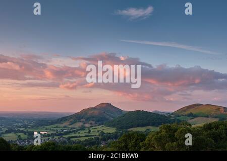 Coucher de soleil nuages au-dessus de Caer Caradoc et Hope Bowdler, vu de Ragleth Hill, Church Stretton, Shropshire Banque D'Images