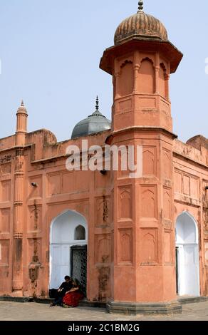 La tombe de Bibi pari dans le domaine de Lalbagh fort, Dhaka. Les gens du coin s'assoient et parlent à l'extérieur de la tombe de Bibi pari. Vue touristique à Dhaka, Bangladesh. Banque D'Images