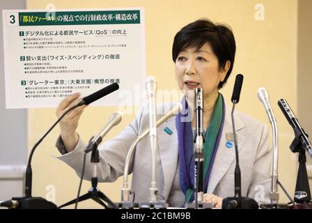 Tokyo, Japon. 15 juin 2020. Le gouverneur de Tokyo Yuriko Koike annonce sa politique lors d'une conférence de presse au bureau du gouvernement métropolitain de Tokyo, le lundi 15 juin 2020. Koike se présentera pour les élections sénatoriales de Tokyo en juillet 5. Crédit: Yoshio Tsunoda/AFLO/Alay Live News Banque D'Images