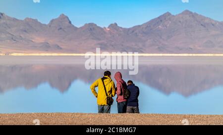 Panorama cadre trois touristes à Bonneville Salt Flats, Utah, Etats-Unis Banque D'Images