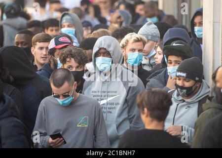 Les gens font la queue devant Nike Town à Oxford Circus, Londres, alors que les magasins non essentiels en Angleterre ouvrent leurs portes aux clients pour la première fois depuis que les restrictions de verrouillage du coronavirus ont été imposées en mars. Banque D'Images