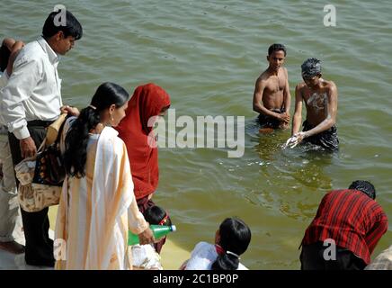 Tombe Khan Jahan Ali et mosquée à Bagerhat, Bangladesh. Piscine près du tombeau Khan Jahan Ali et de la mosquée où les visiteurs entreprennent des bains rituels. Banque D'Images