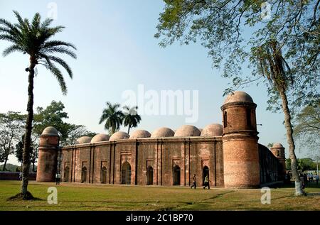 La Mosquée Sixty Dome à Bagerhat, Bangladesh. La mosquée Sixty Dome est également connue sous le nom de mosquée Shait Gumbad et mosquée Shat Gambuj. Site de l'UNESCO. Banque D'Images