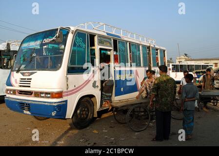 Khulna au Bangladesh. Un bus local qui vous attend à la gare routière du ferry Ghat à Khulna. Banque D'Images