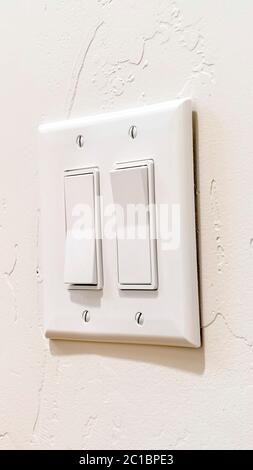 Interrupteur à bascule électrique vertical mural avec plusieurs leviers larges plats Banque D'Images