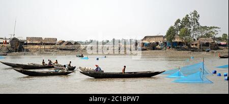 Rivière Pashur près de Mongla, Bangladesh. Bateaux de pêche avec filets sur la rivière Pashur entre la forêt de Sundarban et Khulna dans le sud du Bangladesh. Banque D'Images