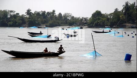 Rivière Pashur près de Mongla, Bangladesh. Bateaux de pêche avec filets sur la rivière Pashur entre la forêt de Sundarban et Khulna dans le sud du Bangladesh. Banque D'Images