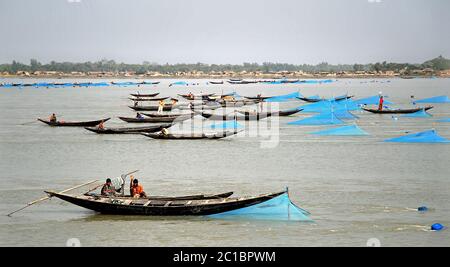 Rivière Pashur près de Mongla, Bangladesh. Bateaux de pêche avec filets sur la rivière Pashur entre la forêt de Sundarban et Khulna dans le sud du Bangladesh. Banque D'Images