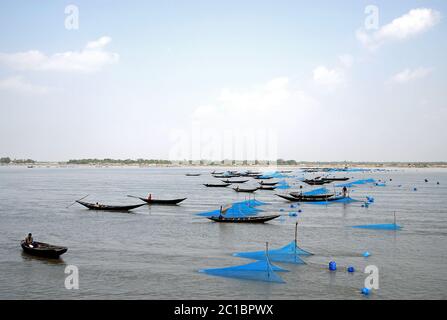 Rivière Pashur près de Mongla, Bangladesh. Bateaux de pêche avec filets sur la rivière Pashur entre la forêt de Sundarban et Khulna dans le sud du Bangladesh. Banque D'Images