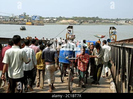 Le ghat de ferry à Khulna, au Bangladesh, pour embarquer sur le ferry à travers la rivière Rupsha. Les habitants traversent la rivière Rupsha entre Khulna et Bagerhat. Banque D'Images