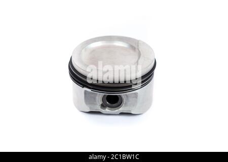 Un piston de gros plan d'un moteur à combustion interne avec des segments de piston isolés sur un fond blanc. Nouvelles pièces de rechange pour le moteur Banque D'Images