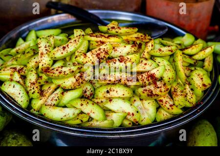 Couper des fruits à vendre sur UN marché Stout à Yangon, Myanmar. Banque D'Images