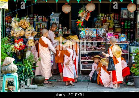 Un groupe de Thilashin (novice Nuns) collectant des dons, Yangon, Myanmar. Banque D'Images