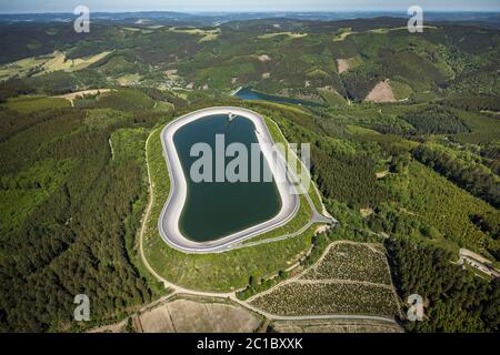 Photographie aérienne, centrale électrique à stockage par pompage Oberbecken, district de Rönkhausen-Glinge, Glingebachtalsperre Unterbecken, Finnentrop, Sauerland, Nord RH Banque D'Images