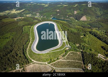 Photographie aérienne, centrale électrique à stockage par pompage Oberbecken, district de Rönkhausen-Glinge, Glingebachtalsperre Unterbecken, Finnentrop, Sauerland, Nord RH Banque D'Images