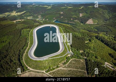 Photographie aérienne, centrale électrique à stockage par pompage Oberbecken, district de Rönkhausen-Glinge, Glingebachtalsperre Unterbecken, Finnentrop, Sauerland, Nord RH Banque D'Images