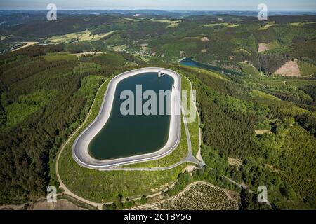 Photographie aérienne, centrale électrique à stockage par pompage Oberbecken, district de Rönkhausen-Glinge, Glingebachtalsperre Unterbecken, Finnentrop, Sauerland, Nord RH Banque D'Images