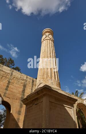 Vue sur un pilier depuis le point de vue inférieur des jardins de la partie supérieure du Barrakka à la Valette, à Malte Banque D'Images