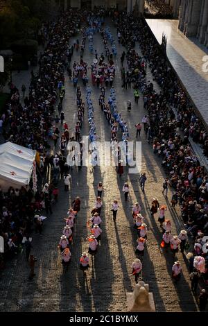 Célébration annuelle anniversaire de la ville blanche Arequipa, danses traditionnelles de la région, procession, groupes, costumes, musique pendant la nuit Banque D'Images