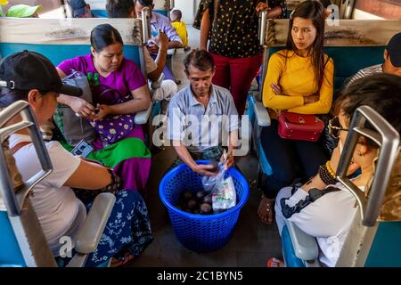 Un fournisseur de produits alimentaires sur UN train Circle Line, Yangon, Myanmar. Banque D'Images