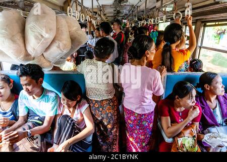 Les gens du coin sur UN train Circle Line, Yangon, Myanmar. Banque D'Images