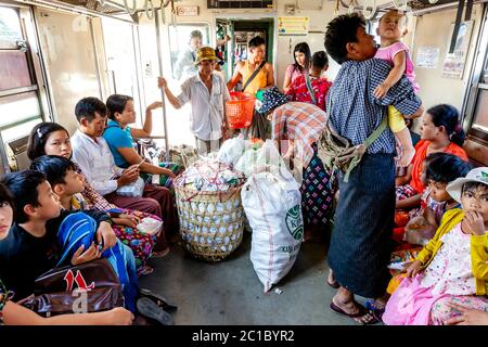 Les gens du coin sur UN train Circle Line, Yangon, Myanmar. Banque D'Images