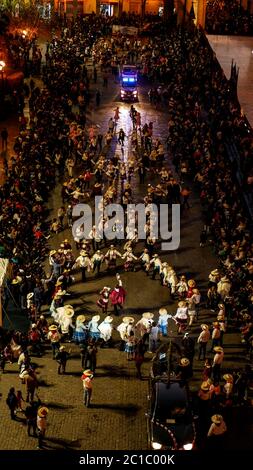 Célébration annuelle anniversaire de la ville blanche Arequipa, danses traditionnelles de la région, procession, groupes, costumes, musique pendant la nuit Banque D'Images