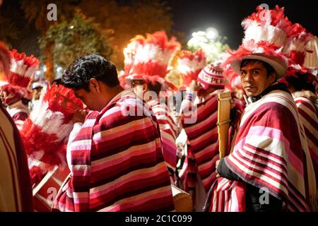 Célébration annuelle anniversaire de la ville blanche Arequipa, danses traditionnelles de la région, procession, groupes, costumes, musique pendant la nuit Banque D'Images