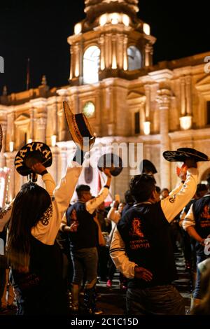 Célébration annuelle anniversaire de la ville blanche Arequipa, danses traditionnelles de la région, procession, groupes, costumes, musique pendant la nuit Banque D'Images