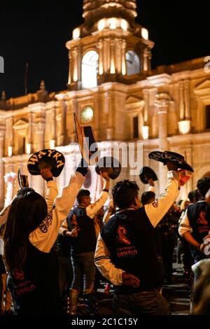 Célébration annuelle anniversaire de la ville blanche Arequipa, danses traditionnelles de la région, procession, groupes, costumes, musique pendant la nuit Banque D'Images