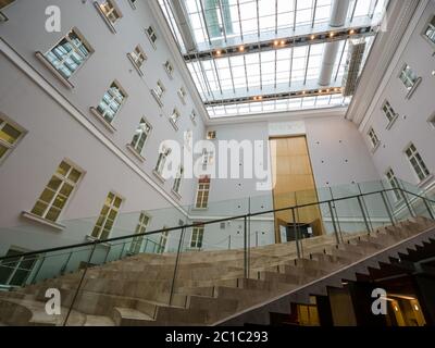 Hall d'entrée de l'atrium avec plafond en verre, musée de l'Hermitage, bâtiment du personnel général, Saint-Pétersbourg, Russie Banque D'Images