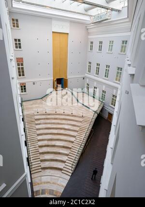 Hall d'entrée de l'atrium avec plafond en verre, musée de l'Hermitage, bâtiment du personnel général, Saint-Pétersbourg, Russie Banque D'Images