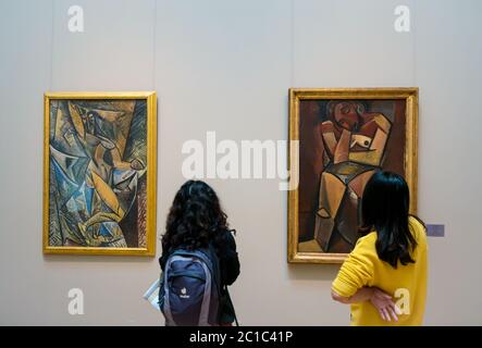 Femmes regardant les peintures cubistes Pablo Picasso : danse des voiles et femme assise, Musée de l'Ermitage, Saint-Pétersbourg, Russie Banque D'Images