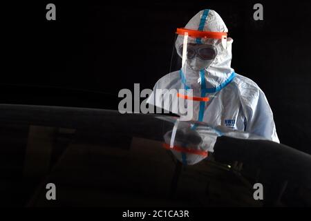 Ostrava, République tchèque. 17 avril 2020. Un médic prélève un échantillon pour un test Covid-19 au nouveau point de test à Ostrava, République Tchèque, le 17 avril 2020. Crédit: Jaroslav Ozana/CTK photo/Alay Live News Banque D'Images