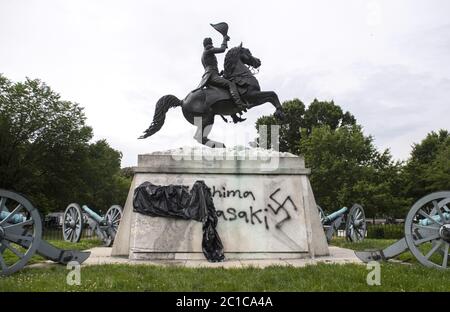 Washington, États-Unis. 15 juin 2020. On voit des graffitis d'une croix gammée sur l'état d'Andrew Jackson à Lafayette Park, près de la Maison Blanche, à Washington, DC, le lundi 15 juin 2020. La statue a été vandalisée pendant la nuit avec des graffitis représentant un signe de la swastika nazie et les mots, « Hiroshima Nagasaki ». Lafayette Park a récemment été rouvert à la suite de manifestations contre la mort de George Floyd alors qu'il était en garde à vue à Minneapolis. Photo de Kevin Dietsch/UPI crédit: UPI/Alay Live News Banque D'Images