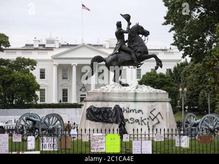 Washington, États-Unis. 15 juin 2020. On voit des graffitis d'une croix gammée sur l'état d'Andrew Jackson à Lafayette Park, près de la Maison Blanche, à Washington, DC, le lundi 15 juin 2020. La statue a été vandalisée pendant la nuit avec des graffitis représentant un signe de la swastika nazie et les mots, « Hiroshima Nagasaki ». Lafayette Park a récemment été rouvert à la suite de manifestations contre la mort de George Floyd alors qu'il était en garde à vue à Minneapolis. Photo de Kevin Dietsch/UPI crédit: UPI/Alay Live News Banque D'Images