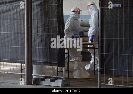 Ostrava, République tchèque. 17 avril 2020. Les médecins se préparent à prélever des échantillons pour un test Covid-19 à un nouveau point d'essai à Ostrava, région morave-salésienne, République tchèque, le 17 avril 2020. Crédit: Jaroslav Ozana/CTK photo/Alay Live News Banque D'Images