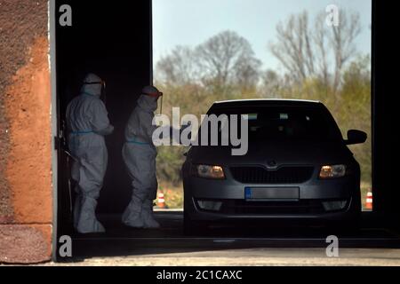 Ostrava, République tchèque. 17 avril 2020. Un médic prélève un échantillon pour un test Covid-19 à un nouveau point de test à Ostrava, région morave-salésienne, République tchèque, le 17 avril 2020. Crédit: Jaroslav Ozana/CTK photo/Alay Live News Banque D'Images