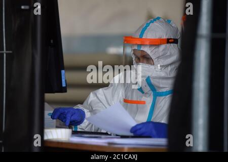 Ostrava, République tchèque. 17 avril 2020. Un medic effectue un test administratif pour un test Covid-19 à un nouveau point d'essai à Ostrava, région morave-salésienne, République tchèque, le 17 avril 2020. Crédit: Jaroslav Ozana/CTK photo/Alay Live News Banque D'Images