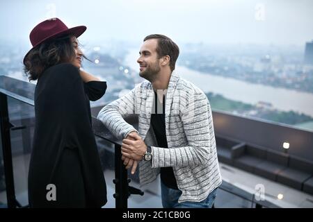 Beau couple interracial sur balcon Banque D'Images