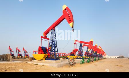 champ pétrolifère avec unités de pompe Banque D'Images