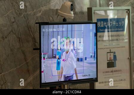 Tokyo, Japon. 15 juin 2020. Une caméra thermique surveille la température corporelle des personnes pour contrôler la propagation du coronavirus dans le centre-ville de Tokyo. Les températures ont augmenté de plus de 30 degrés Celsius dans de nombreuses régions du Japon lundi. Les gens continuent à utiliser le masque facial en raison de la pandémie du coronavirus. Credit: Rodrigo Reyes Marin/ZUMA Wire/Alay Live News Banque D'Images