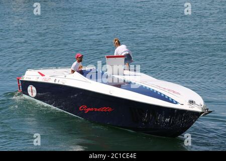 Cigarette Racing Team 1 Champion du monde - STF 32140 - photo de rue - Yacht, mer, bateau, voile, bateau à moteur -Port de Saint Tropez, France Banque D'Images